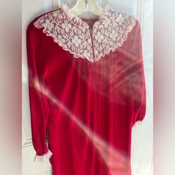 VTG 70s Long red Nightgown Housecoat lace collar & neckline & lace trim sleeves - Picture 6 of 11